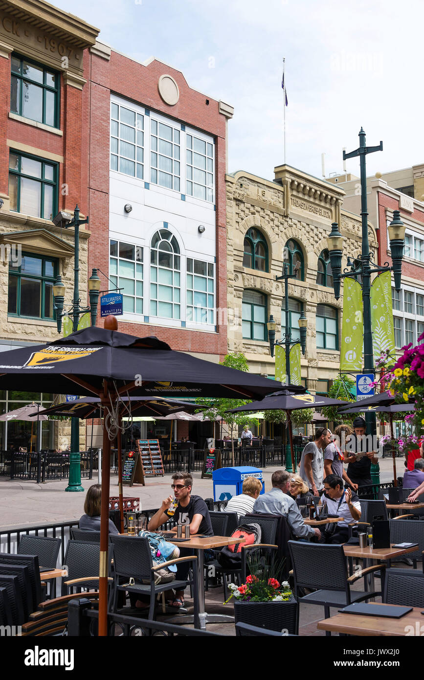 Le pietre miliari Grill e Bar all'angolo di 8 Avenue SE e Centre Street nel centro di Calgary Alberta Canada Foto Stock