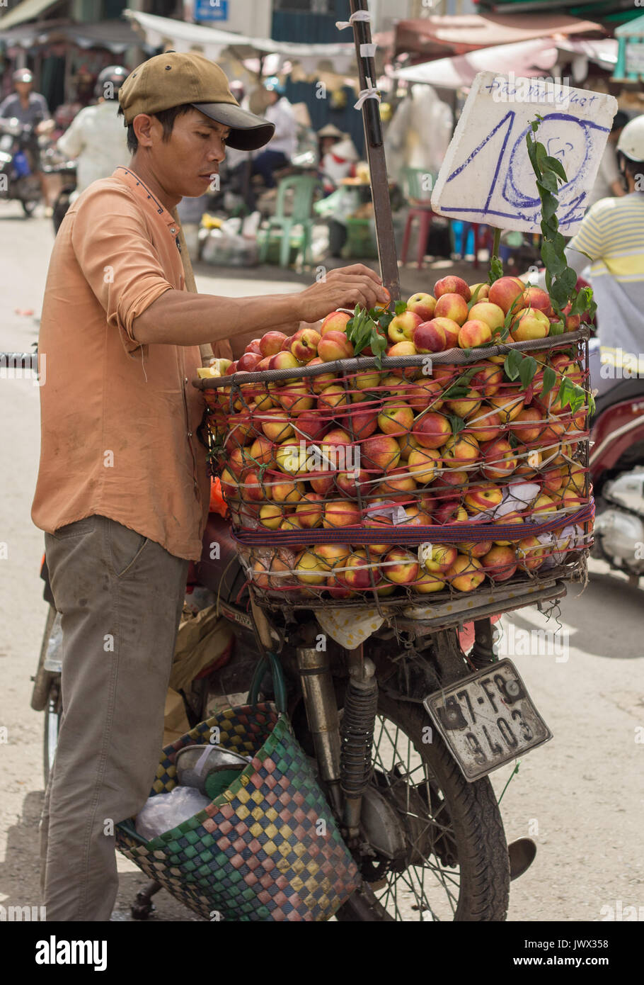 A Saigon, Vietnam - Giugno 28, 2017: uomo venditore per la vendita di frutta, a Saigon, Vietnam. Foto Stock