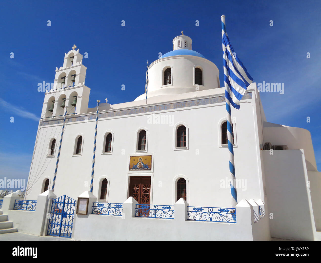 Colorate di bianco chiesa di Panagia di Platsani contro Vivid Blue Sky al villaggio di Oia di Santorini Island, Grecia Foto Stock
