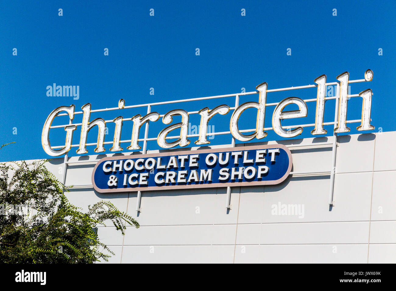 Un Ghirardelli Chocolate outlet store e gelateria in una zona industriale di Lathrop California al di fuori della Interstatale 5 Foto Stock