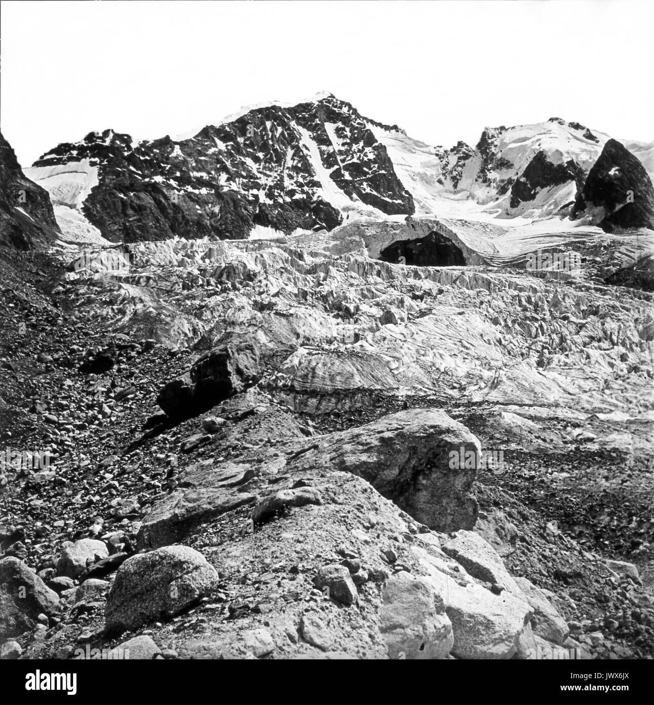 Piz Scerscen e Bernina nell'alta Engadina al confine tra Switzeland e l'Italia nel ghiacciaio del 1926 Foto Stock