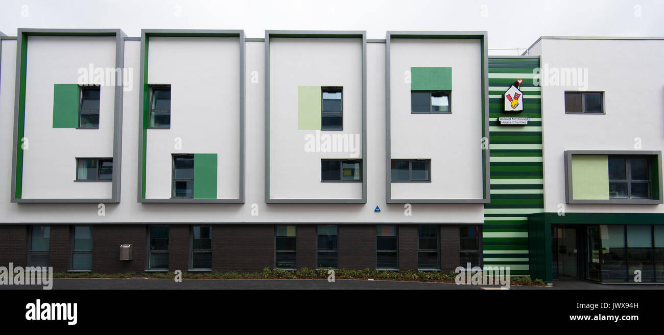 Ronald McDonald House Charities edificio all ospedale di Heath a Cardiff, nel Galles, UK. Foto Stock