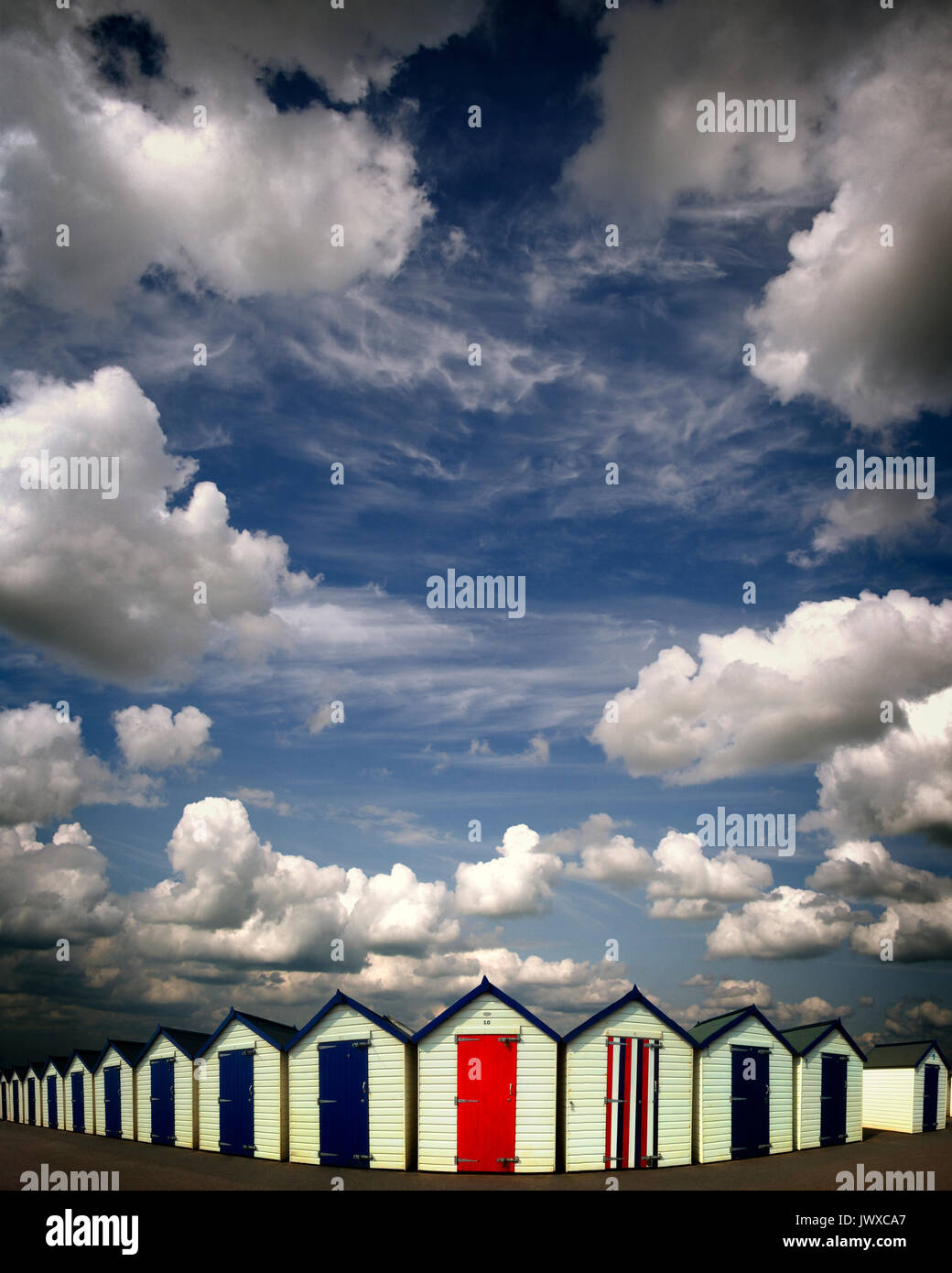 GB   DEVON: Spiaggia capanne a Paignton lungomare Foto Stock