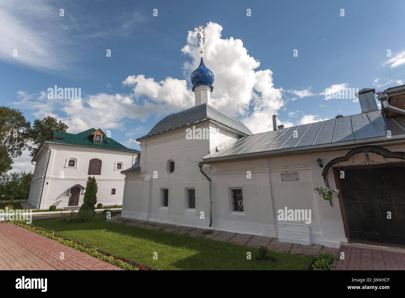 Cupola della chiesa ortodossa chiesa cristiana contro lo sfondo del cielo blu e nuvole bianche Foto Stock