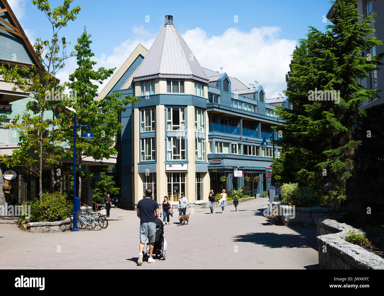 Le persone che si godono il bellissimo centro storico di sci e mountain Bike Resort Whistler ai primi di giugno della Columbia britannica in Canada Foto Stock