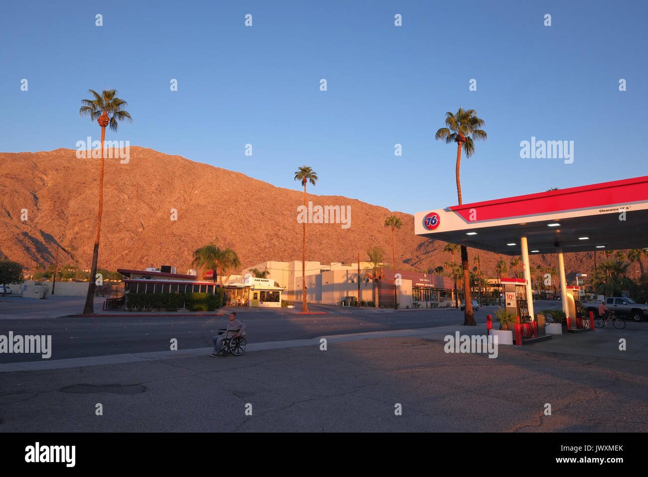 Palm Springs; palme, montagne, stazione di riempimento, sedia a rotelle Foto Stock