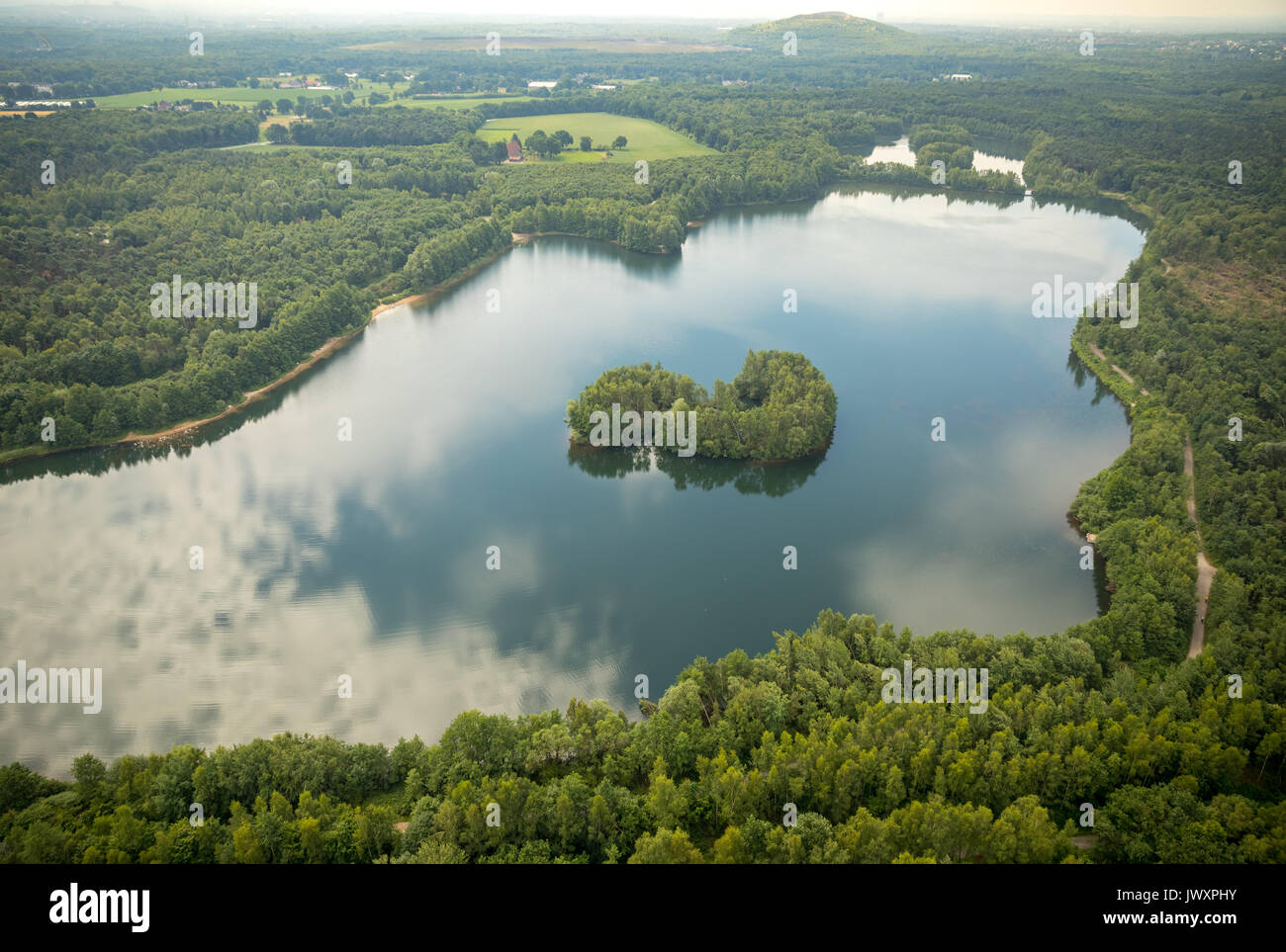 Cuore isola in Heidelake, Kirchheller Heide, Bottrop-Kirchhellen, nuvole di riflessione nel lago, riserva naturale, Kirchheller Heath nel quartiere Ki Foto Stock