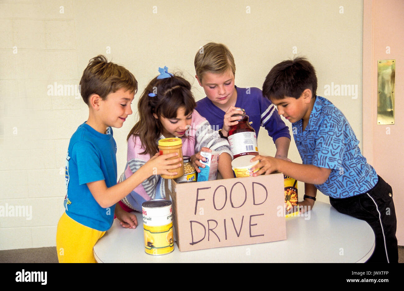 I bambini raccogliere cibo per i senza tetto di beneficenza a scuola Myrleen Pearson Foto Stock