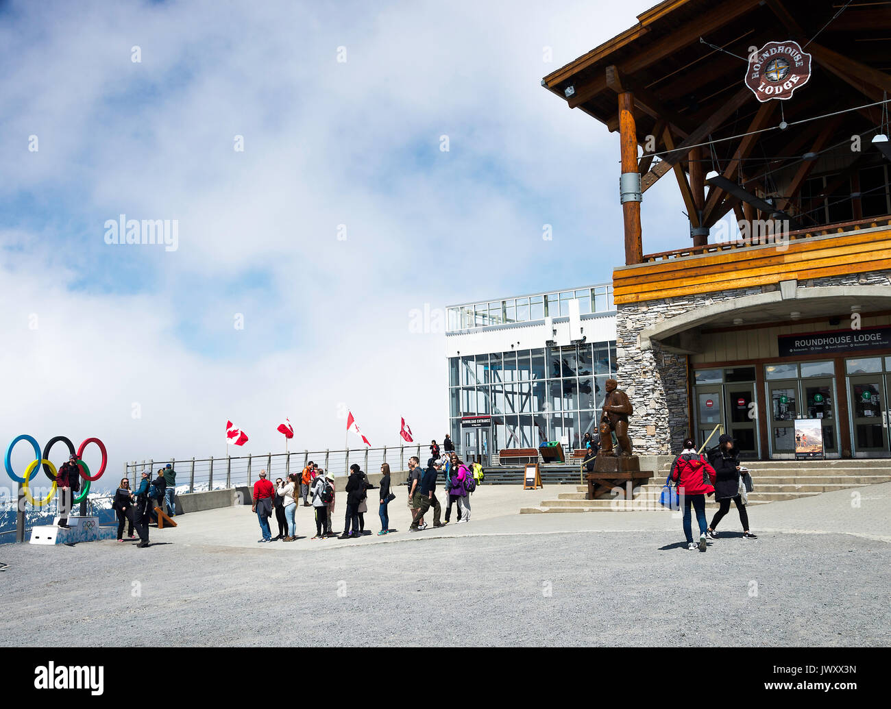 Gli anelli olimpici e podio per il 2010 Giochi Olimpici Invernali al Roundhouse terrazza e un deck di visualizzazione Whistler Mountain della Columbia britannica in Canada Foto Stock