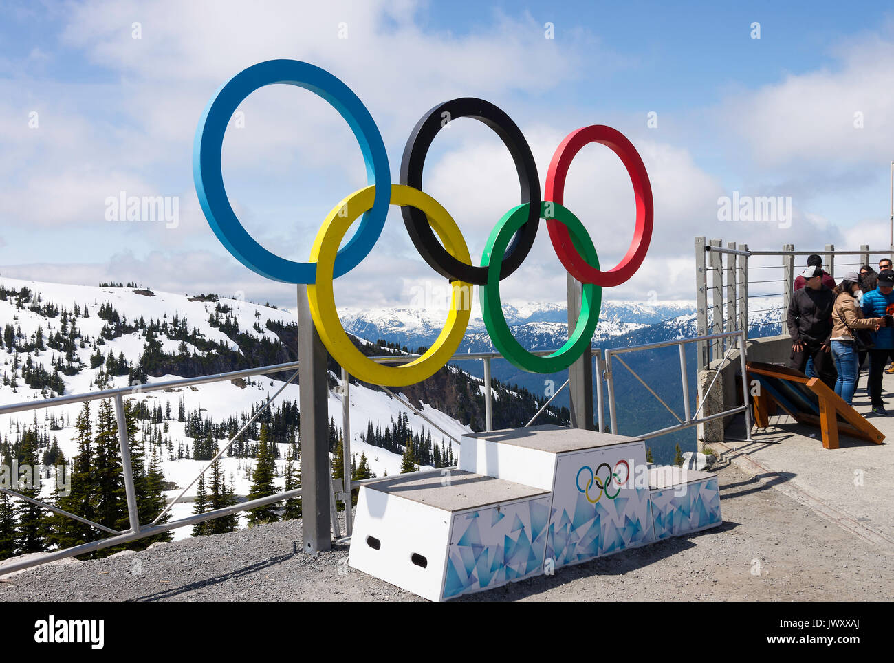 Gli anelli olimpici e podio per il 2010 Giochi Olimpici Invernali al Roundhouse terrazza e un deck di visualizzazione Whistler Mountain della Columbia britannica in Canada Foto Stock