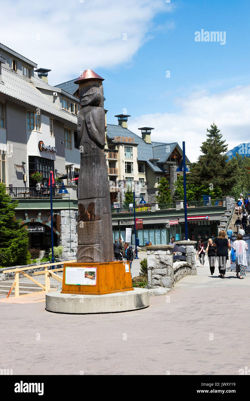 Le persone che si godono il bellissimo centro storico di sci e mountain Bike Resort Whistler ai primi di giugno della Columbia britannica in Canada Foto Stock