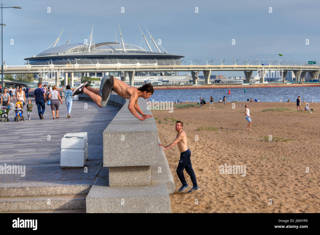San Pietroburgo, Russia - 1 Agosto 2017: Parco di San Pietroburgo 300 anniversario, giovane uomo fare parkour tricking e freerunning sulla spiaggia. Foto Stock