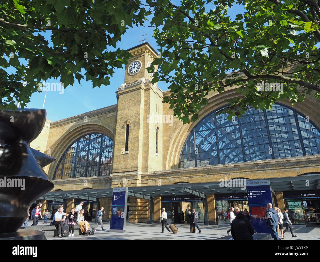 Una vista guardando fino all'imponente facciata della stazione di King Cross a Londra Foto Stock