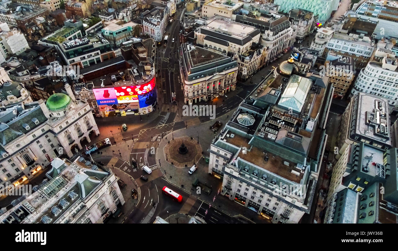 Vista aerea dell'immagine iconica famoso Square Piccadilly Circus orbitanti intorno a Soho e Leicester Square a Londra England Regno Unito Foto Stock