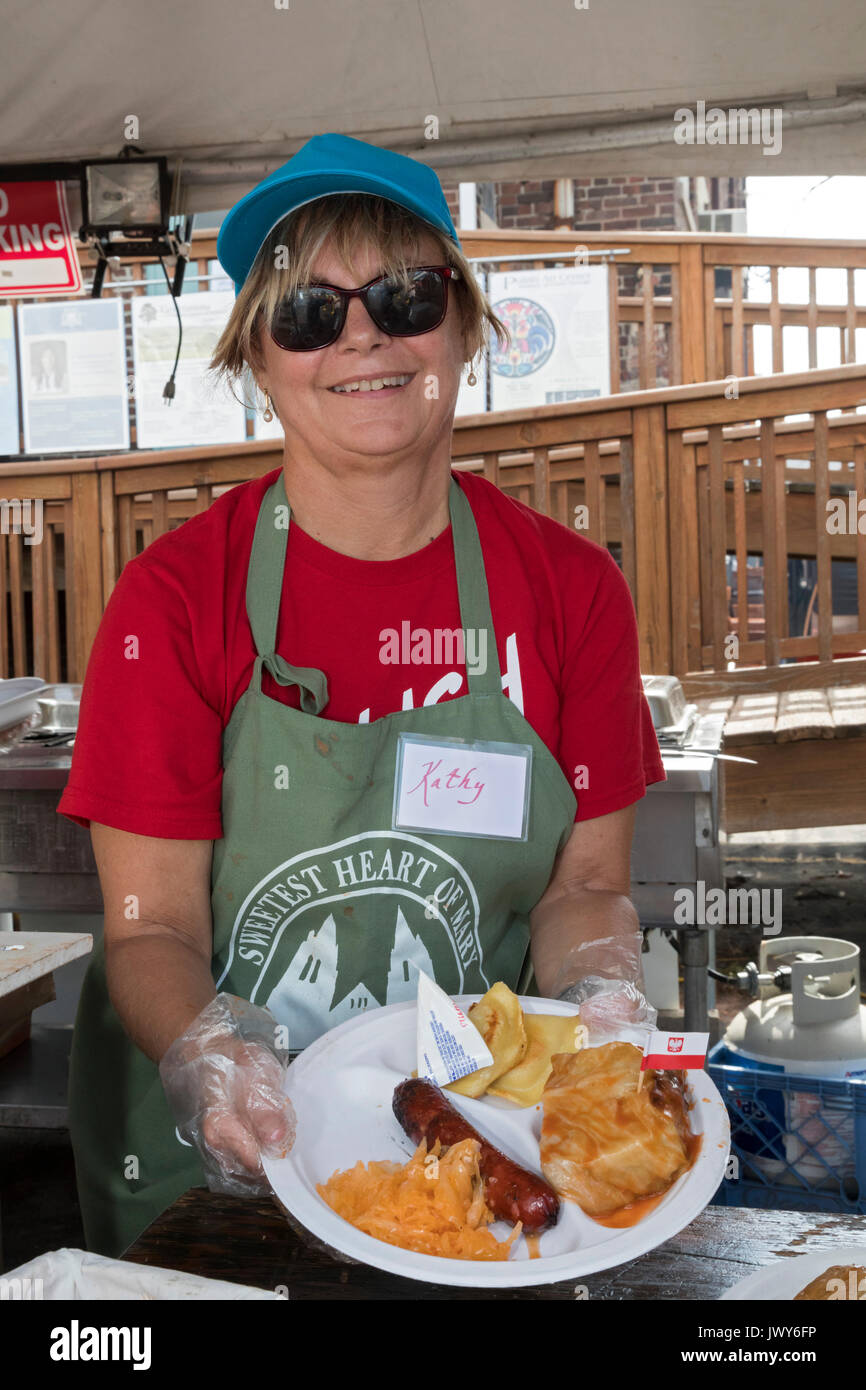 Detroit, Michigan - Kathy McAllum serve un piatto di cibo Polacco in occasione dell'annuale Festival Pierogi sponsorizzato da più Dolce Cuore di Maria la Chiesa cattolica. Th Foto Stock