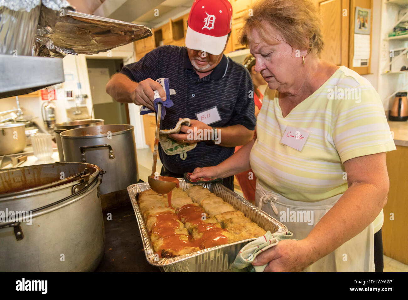 Detroit, Michigan - Camille Lehane e Bill Prucknick lavorare in cucina durante l'annuale Festival Pierogi sponsorizzato da più Dolce Cuore di Maria Catho Foto Stock