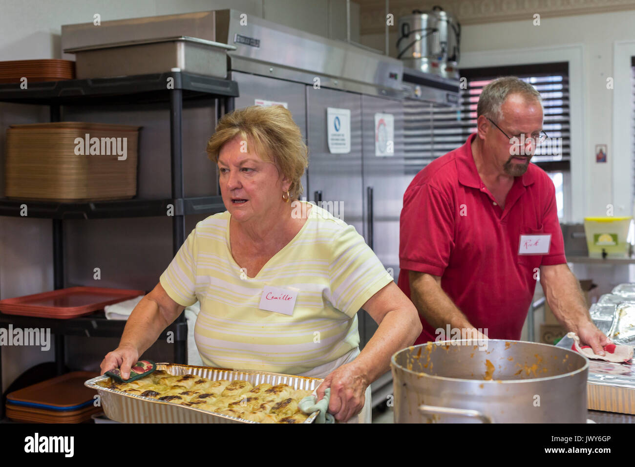 Detroit, Michigan - Camille Lehane lavora in cucina durante l'annuale Festival Pierogi sponsorizzato da più Dolce Cuore di Maria la Chiesa cattolica. Thousa Foto Stock