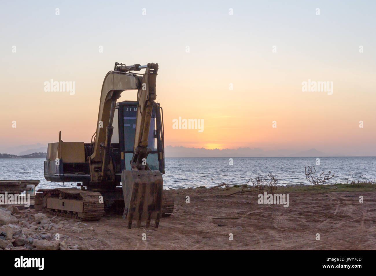Escavatore a sunrise su Koh Kanta, Krabi, Thailandia Foto Stock