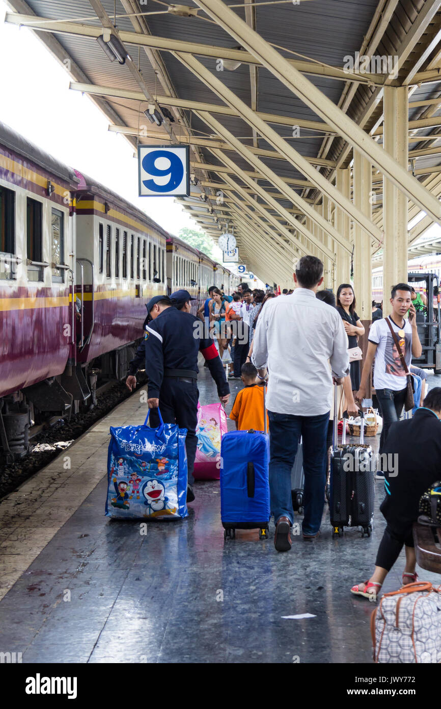 Persone di salire a bordo di un treno sulla piattaforma 9, Hua Lamphong stazione ferroviaria, Bangkok, Thailandia Foto Stock
