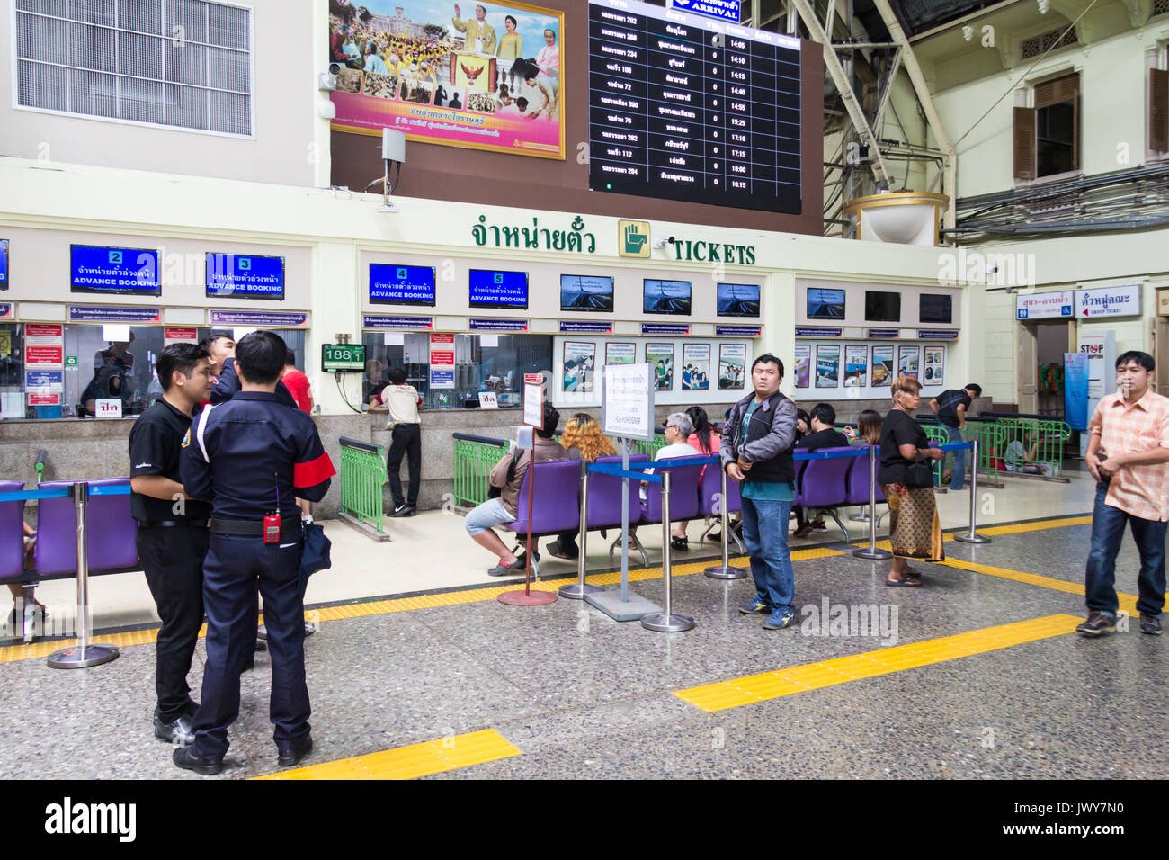 Persone presso la biglietteria ferroviaria, Hua Lamphong stazione ferroviaria, Bangkok, Thailandia Foto Stock