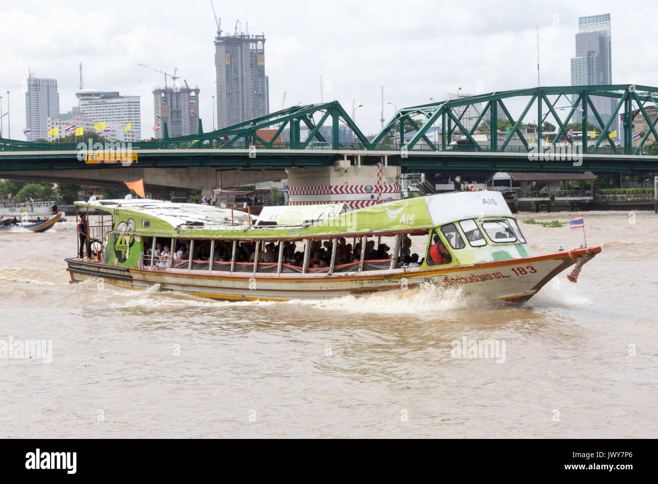 Il fiume Chao Phraya express barca con il Memorial Bridge in background, Bangkok, Thailandia Foto Stock