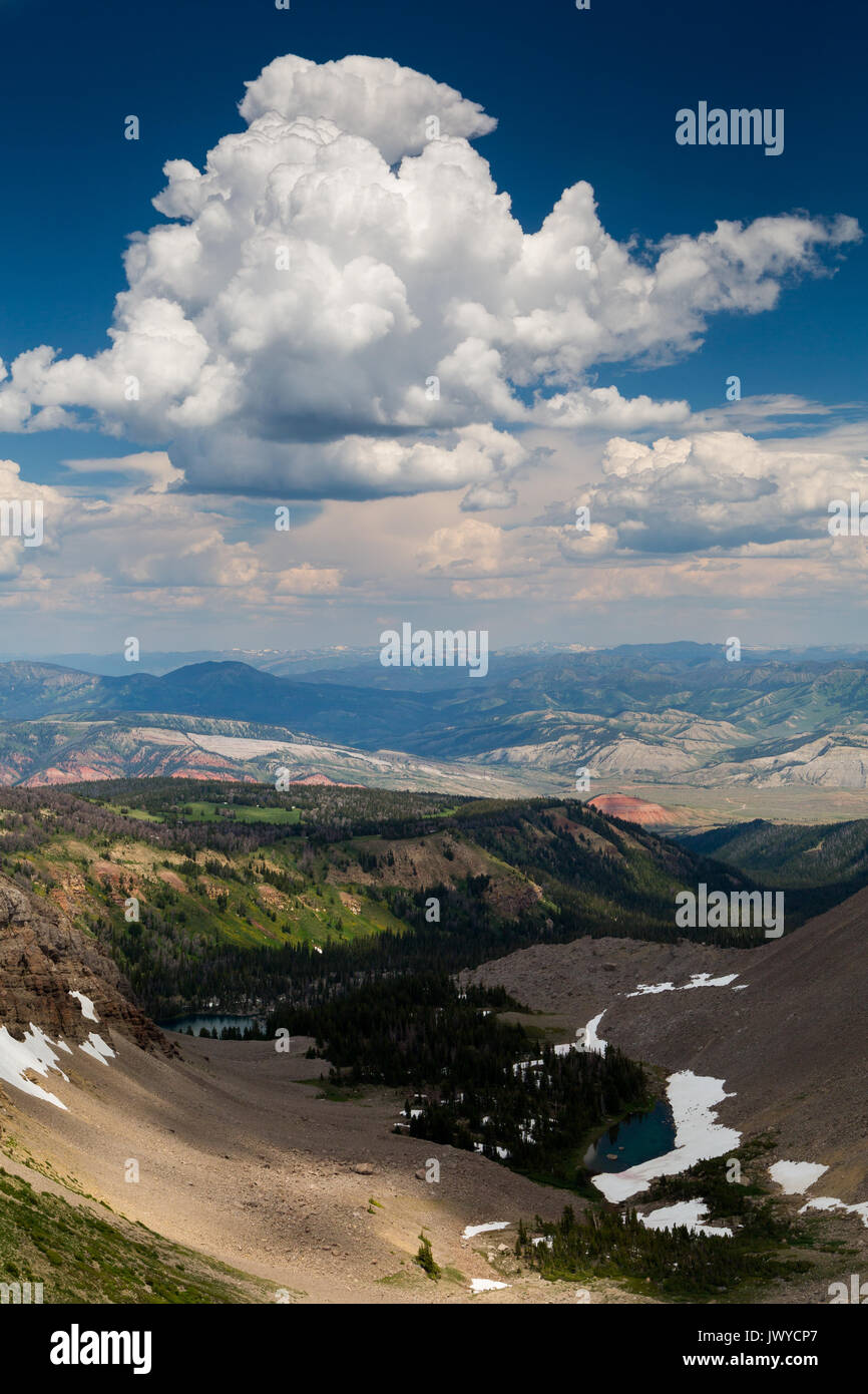 Il Rosso delle colline del Gros Ventres sorge dietro il minatore blu del lago sotto la cima del sonno indiano. Gros Ventre deserto, Wyoming Foto Stock
