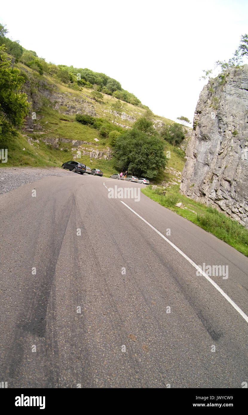 13 Agosto 2017 - Pneumatici skid i segni lasciati dalla annoiato lads nelle loro auto veloci in Cheddar Gorge Somerset. Foto Stock