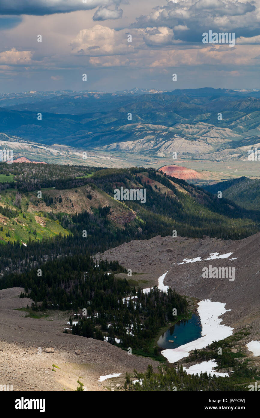 Le dolci colline del nord del Gros Ventre delle montagne che si estende al di là di un piccolo lago alpino sotto la cima del sonno indiani, aka Mounta di pecora Foto Stock