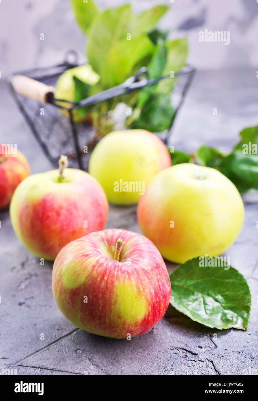 Mele fresche su un tavolo, stock photo Foto Stock