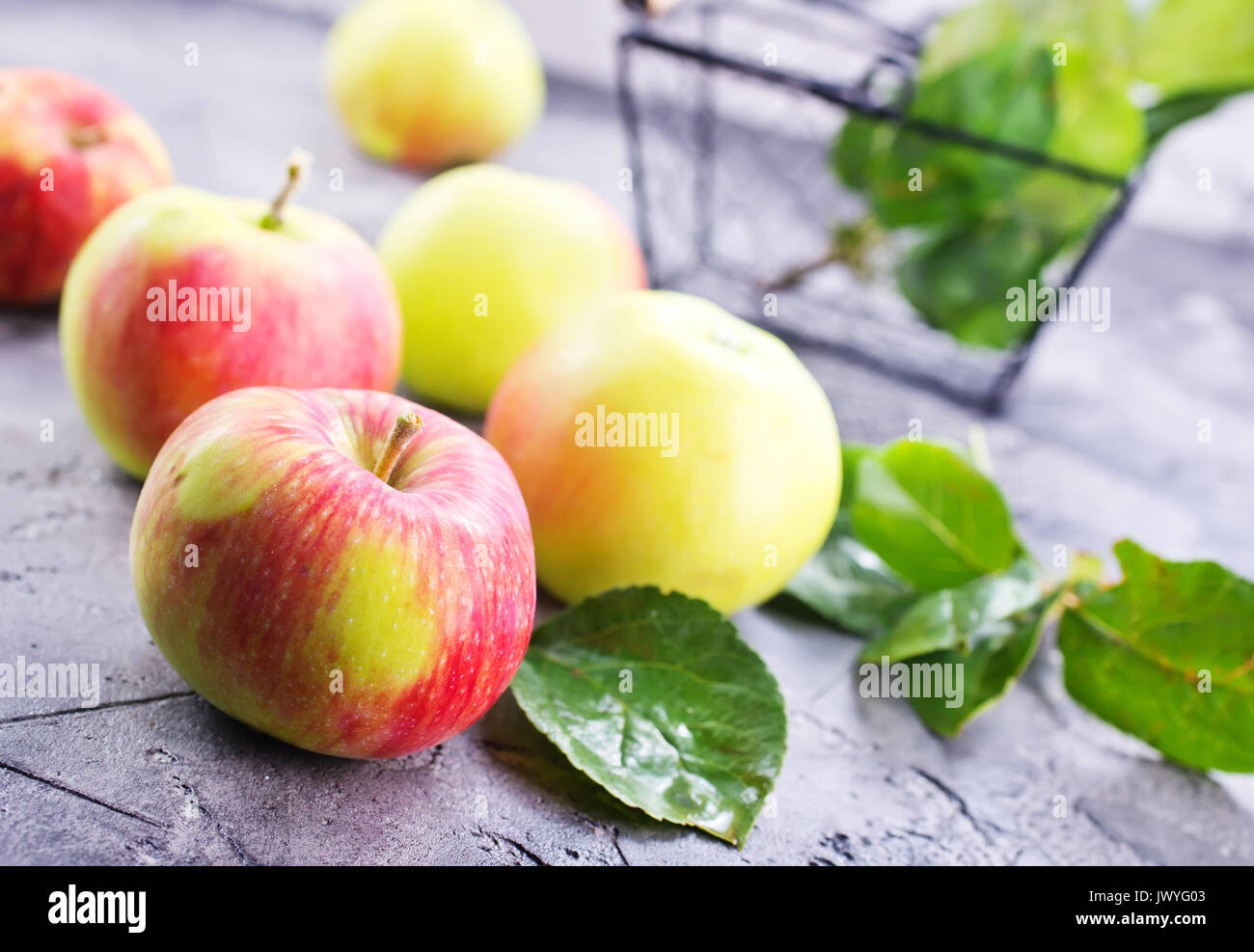 Mele fresche su un tavolo, stock photo Foto Stock