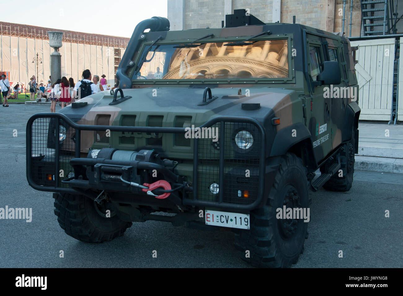 Veicolo militare Iveco LMV davanti la romanica Torre pendente di Pisa (la Torre Pendente di Pisa) su Campo dei Miracoli elencati dall'UNESCO Patrimonio dell'umanità Foto Stock