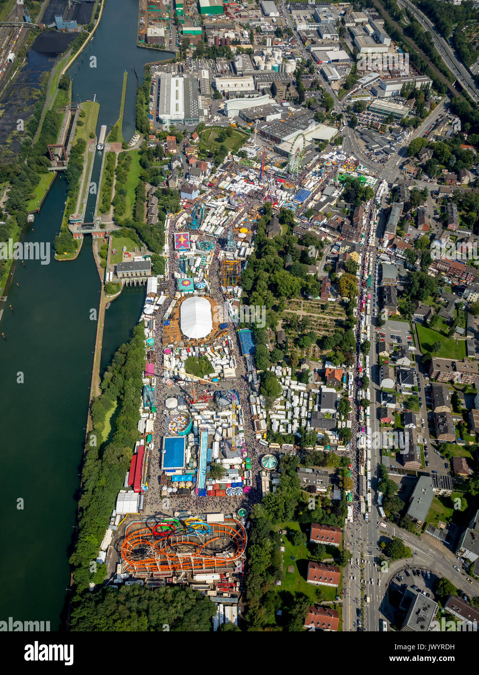 582. Fiera Cranger, fiera carosello, roller coaster, ruota panoramica Ferris, torre di osservazione, giostre e attrazioni equo, festival, catene di pubblico karussel, Foto Stock
