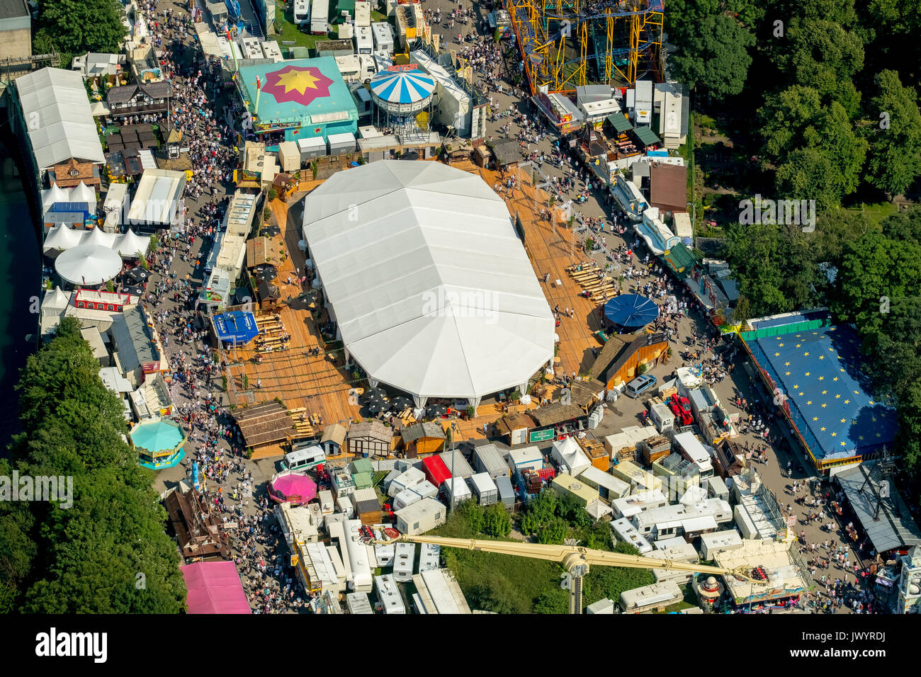 582. Fiera Cranger, fiera carosello, roller coaster, ruota panoramica Ferris, torre di osservazione, giostre e attrazioni equo, festival, catene di pubblico karussel, Foto Stock