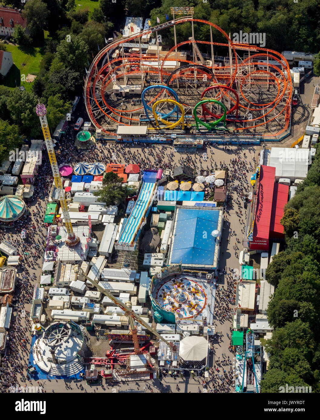 582. Fiera Cranger, fiera carosello, roller coaster, ruota panoramica Ferris, torre di osservazione, giostre e attrazioni equo, festival, catene di pubblico karussel, Foto Stock