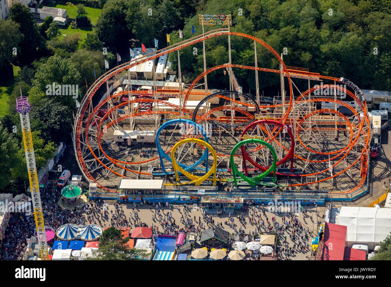 582. Fiera Cranger, fiera carosello, roller coaster, ruota panoramica Ferris, torre di osservazione, giostre e attrazioni equo, festival, catene di pubblico karussel, Foto Stock