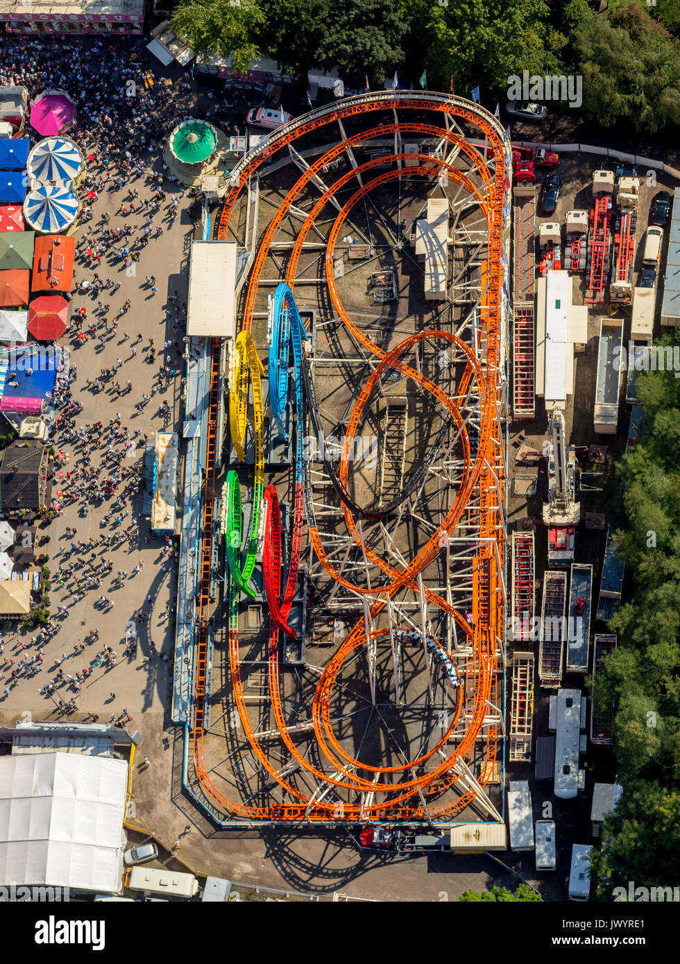 582. Fiera Cranger, fiera carosello, roller coaster, ruota panoramica Ferris, torre di osservazione, giostre e attrazioni equo, festival, catene di pubblico karussel, Foto Stock