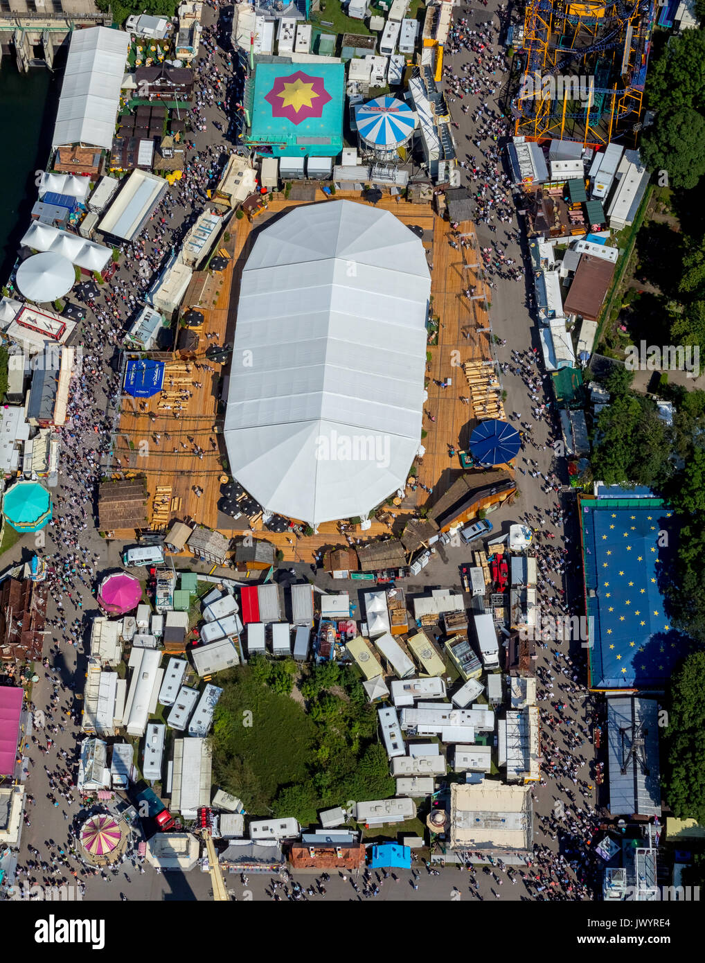 582. Fiera Cranger, fiera carosello, roller coaster, ruota panoramica Ferris, torre di osservazione, giostre e attrazioni equo, festival, catene di pubblico karussel, Foto Stock