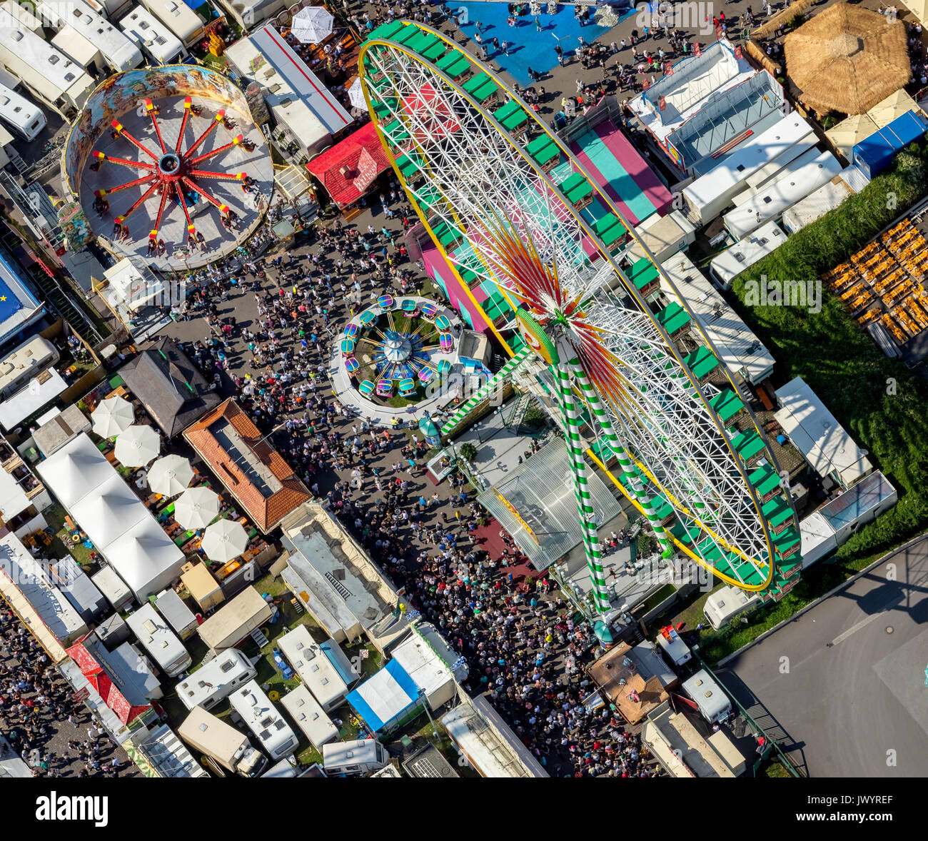 582. Fiera Cranger, fiera carosello, roller coaster, ruota panoramica Ferris, torre di osservazione, giostre e attrazioni equo, festival, catene di pubblico karussel, Foto Stock
