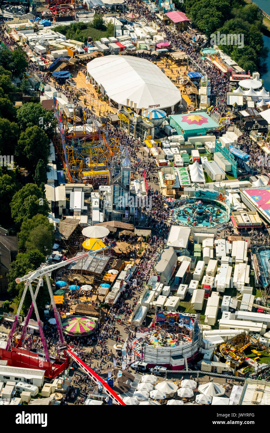 582. Fiera Cranger, fiera carosello, roller coaster, ruota panoramica Ferris, torre di osservazione, giostre e attrazioni equo, festival, catene di pubblico karussel, Foto Stock