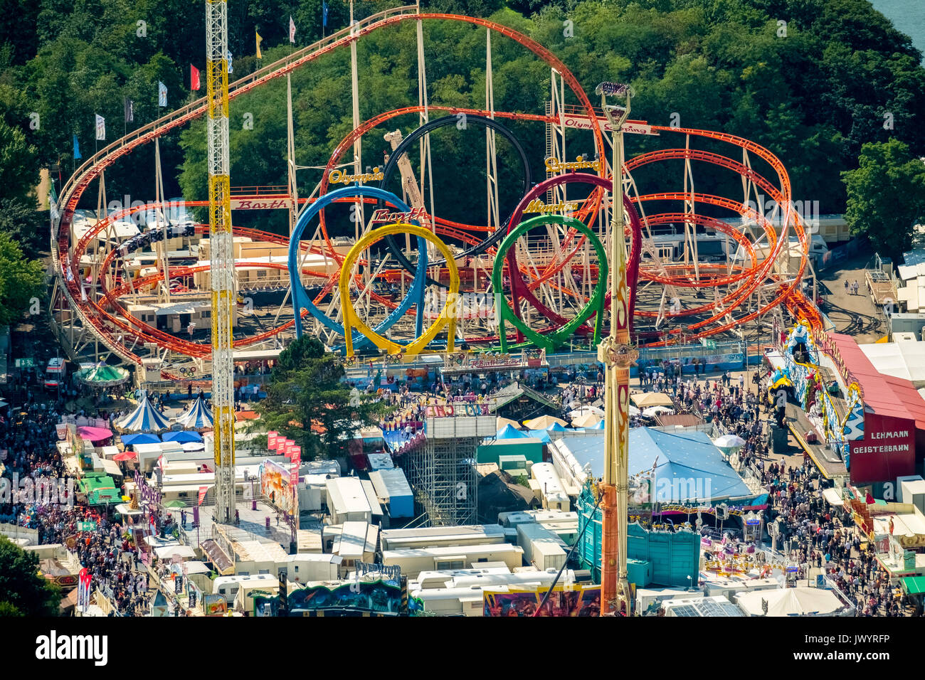 582. Fiera Cranger, fiera carosello, roller coaster, ruota panoramica Ferris, torre di osservazione, giostre e attrazioni equo, festival, catene di pubblico karussel, Foto Stock