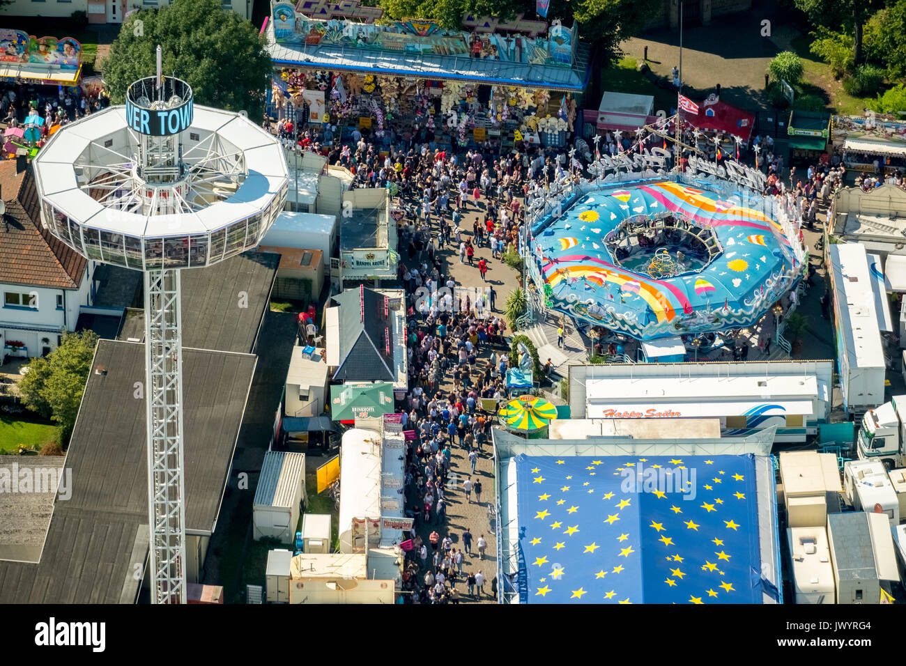 582. Fiera Cranger, fiera carosello, roller coaster, ruota panoramica Ferris, torre di osservazione, giostre e attrazioni equo, festival, catene di pubblico karussel, Foto Stock