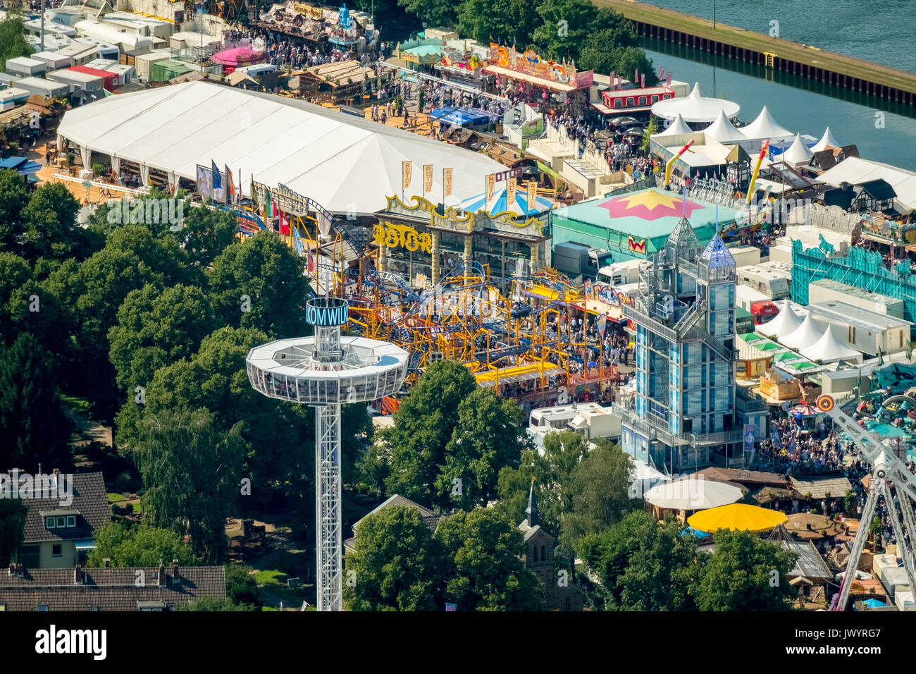 582. Fiera Cranger, fiera carosello, roller coaster, ruota panoramica Ferris, torre di osservazione, giostre e attrazioni equo, festival, catene di pubblico karussel, Foto Stock