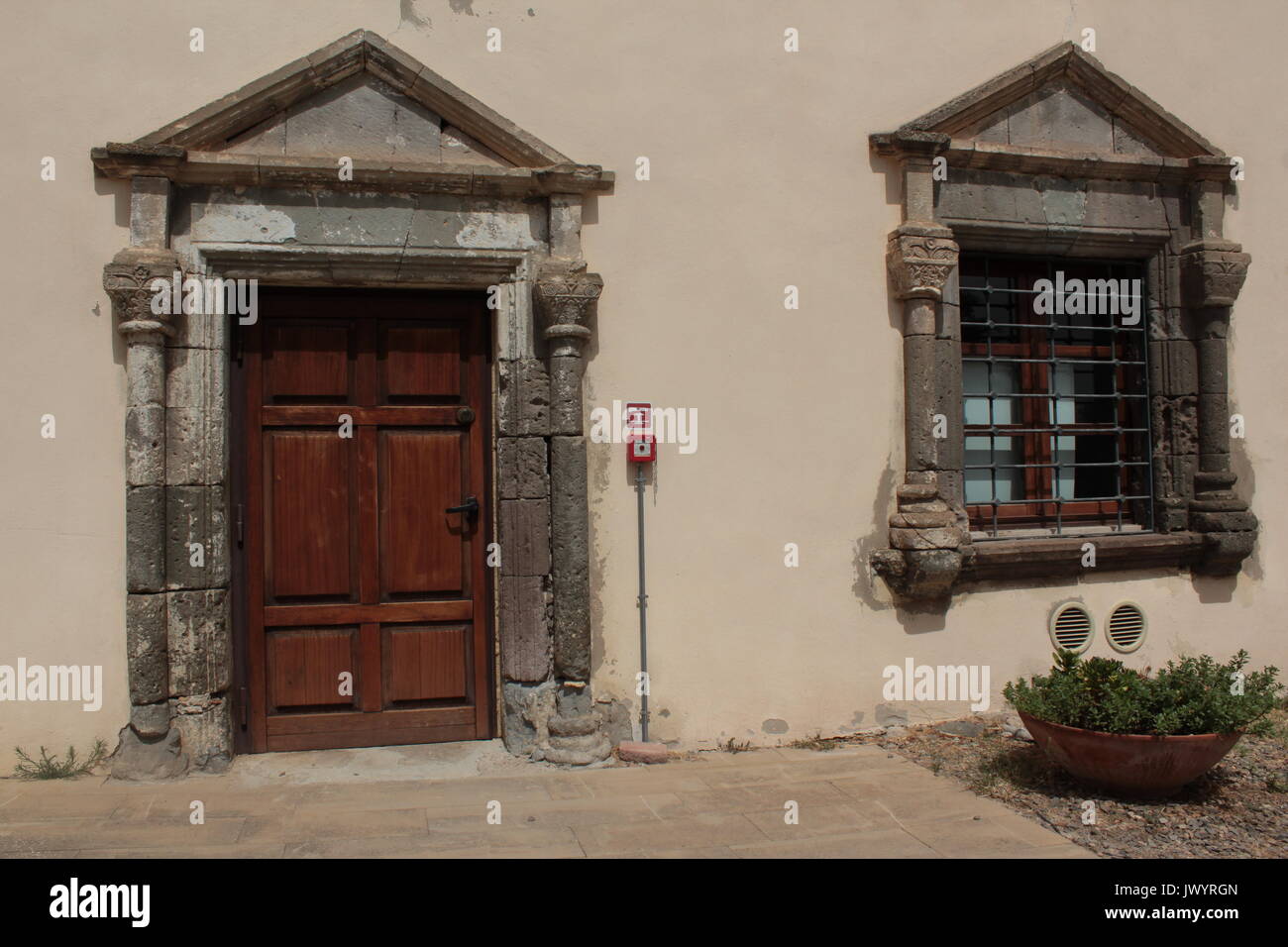 L'entrata e la facciata di Palazzo Zapata, edificio romano su insediamento nuragico - Barumini Sardegna 2017 Foto Stock