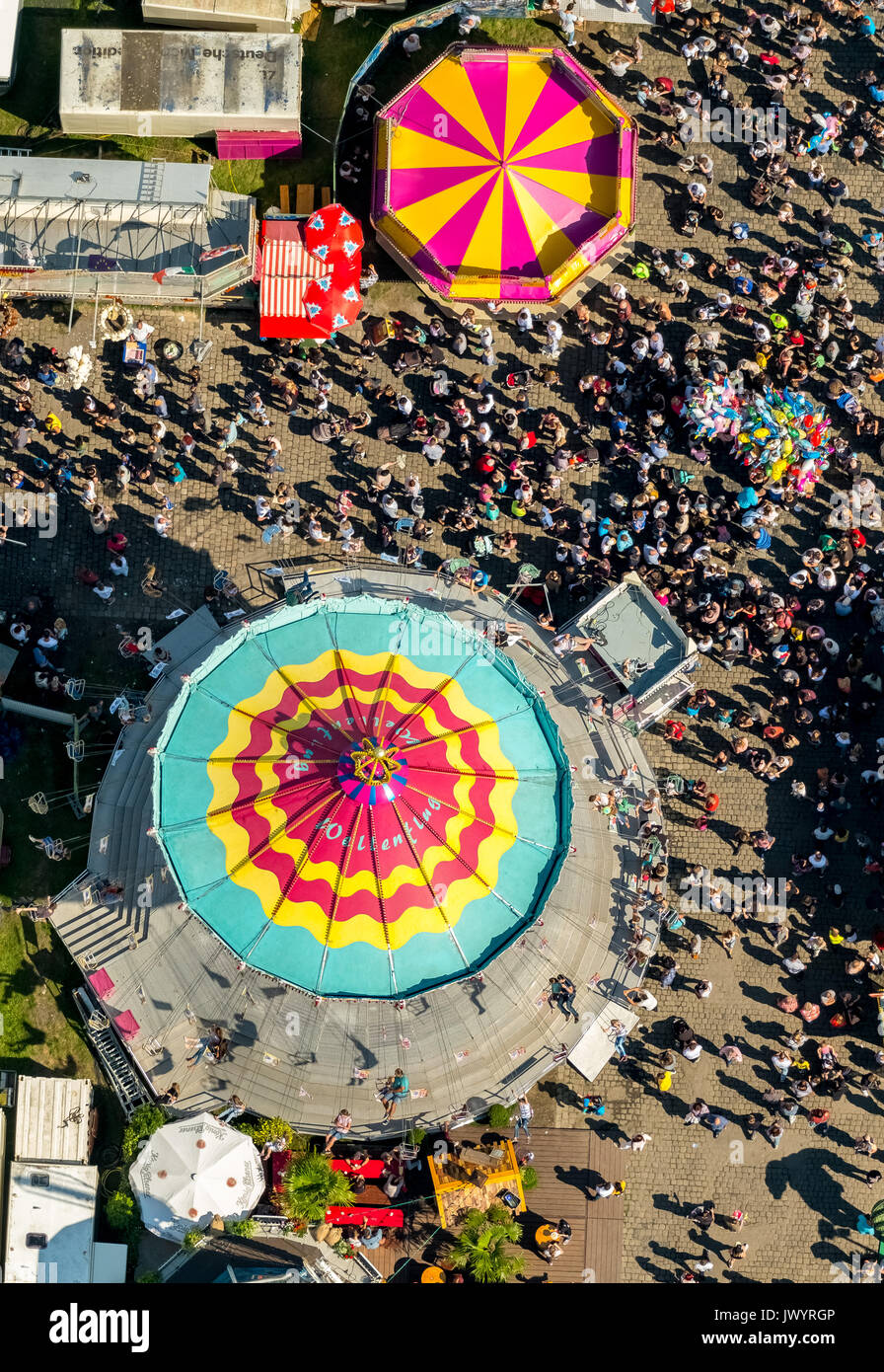 582. Fiera Cranger, fiera carosello, roller coaster, ruota panoramica Ferris, torre di osservazione, giostre e attrazioni equo, festival, catene di pubblico karussel, Foto Stock