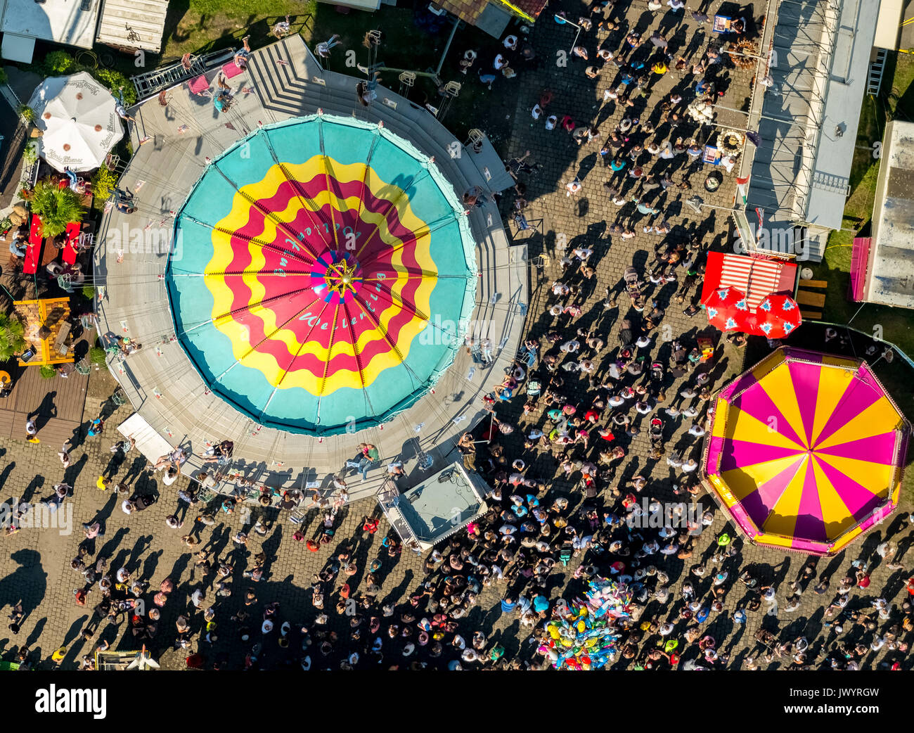 582. Fiera Cranger, fiera carosello, roller coaster, ruota panoramica Ferris, torre di osservazione, giostre e attrazioni equo, festival, catene di pubblico karussel, Foto Stock