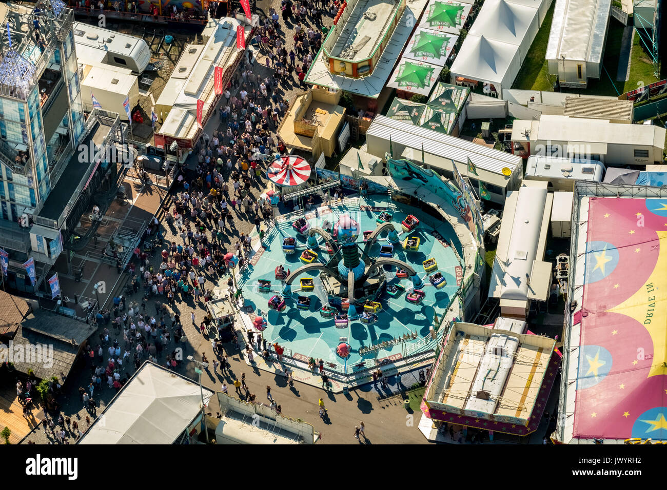 582. Fiera Cranger, fiera carosello, roller coaster, ruota panoramica Ferris, torre di osservazione, giostre e attrazioni equo, festival, catene di pubblico karussel, Foto Stock