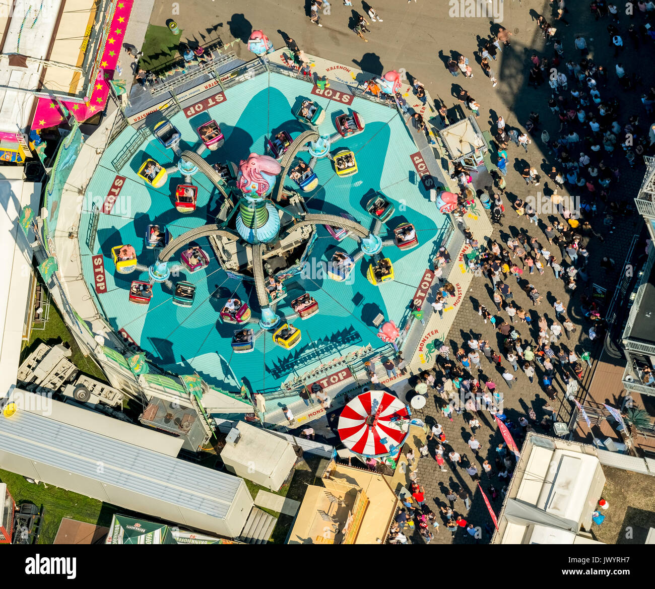 582. Fiera Cranger, fiera carosello, roller coaster, ruota panoramica Ferris, torre di osservazione, giostre e attrazioni equo, festival, catene di pubblico karussel, Foto Stock