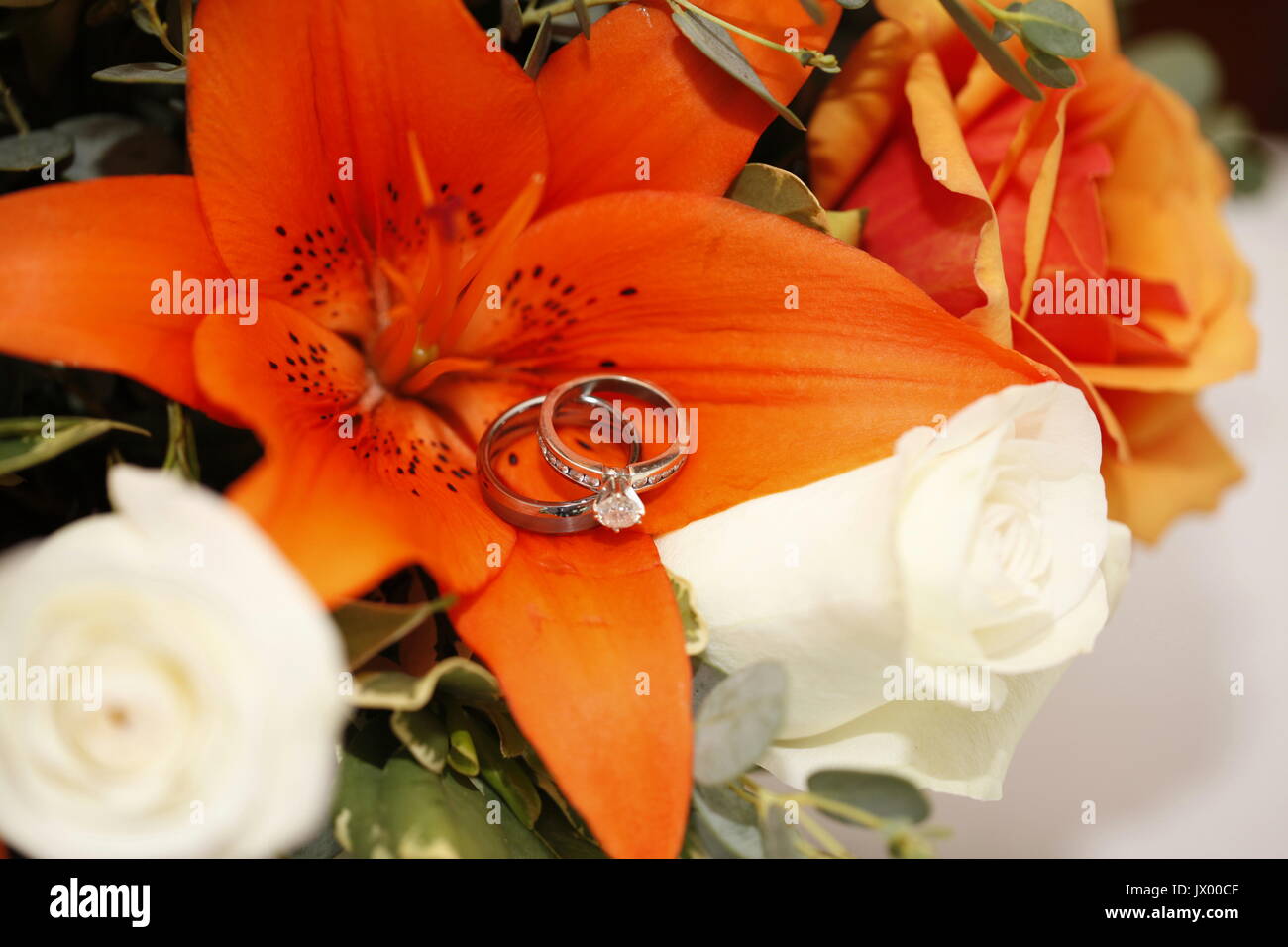 Giorno di nozze corona diamantata e bouquet Foto Stock