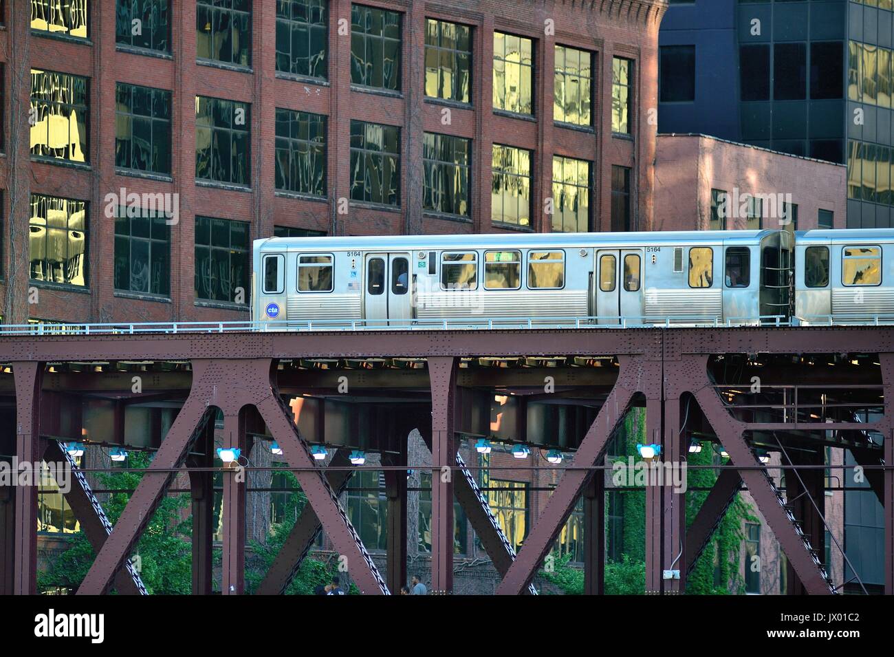 A Chicago CTA Linea Verde in treno a transito rapido attraversando il fiume Chicago sul lago Street Bridge come si entra nel Loop. Chicago, Illinois, Stati Uniti d'America. Foto Stock