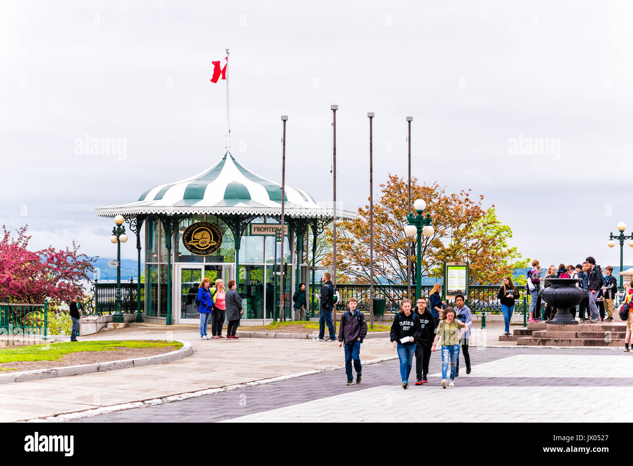 La città di Quebec, Canada - 30 Maggio 2017: città vecchia vista di Frontenac edificio gazebo regali e persone su dufferin terrace Foto Stock